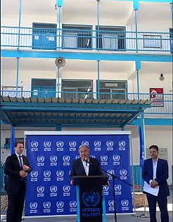 El secretario general de las Naciones Unidas Antonio Guterres en una conferencia de prensa que concedió en la escuela de la UNRWA en el norte de la Franja de Gaza (cuenta Twitter de un portavoz de las Naciones Unidas, 30 de agosto de 2017).