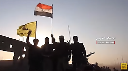 Combattants du Hezbollah agitant les drapeaux de l'organisation et de la Syrie, suite à la reprise de l'aéroport (Centre d'information militaire de l'armée syrienne, 11 septembre 2017)