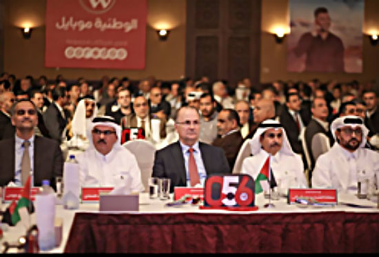 Muhammad al-Amadi (second from left), chairman of the Qatari committee to rebuild the Gaza Strip, and Muhammad Mustafa (third from left), chairman of the Palestine Investment Fund, at the ceremony launching Watania Mobile in the Gaza Strip (Facebook page of Watania Mobile, October 24, 2017).