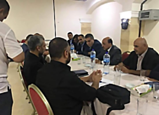 La delegación de miembros de los servicios de seguridad de la Autoridad Palestina, encabezada por el ministro de Vivienda Mofeed al-Hasayneh, en su reunión con oficiales de seguridad de Hamás en la Franja de Gaza (cuenta Twitter de PALINFO, 29 de septiembre de 2017).