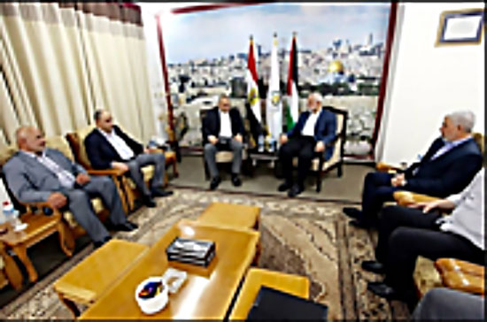 Isma'il Haniyeh and Yahya al-Sinwar meet with the members of the Egyptian delegation (Facebook page of Shehab, October 1, 2017).