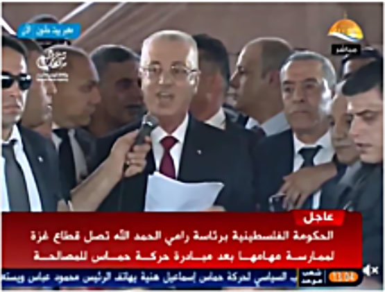 El primer ministro palestino Rami Hamdallah celebrando una conferencia de prensa a su llegada a la Franja de Gaza en lado palestino del cruce de Erez (página Facebook de Shehab, 2 de octubre de 2017)