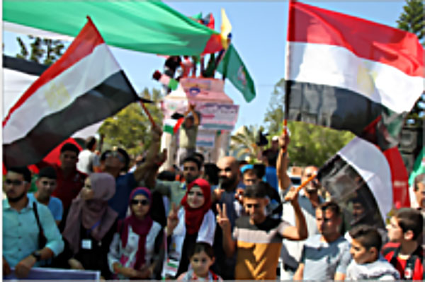 Gazaouites célébrant la signature de l'accord sur la place du Soldat inconnu dans la ville de Gaza (Wafa, 12 octobre 2017).