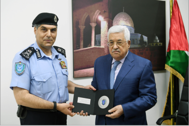 Major General Hazem Atallah, commander of the Palestinian police force, presents Mahmoud Abbas with a symbolic gift for the PA's joining INTERPOL (Wafa, September 27, 2017).