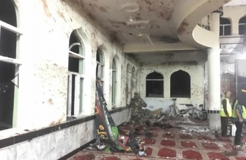 Destruction at the Shiite mosque Imam Zaman in Kabul after an ISIS suicide bomber detonated his explosive belt (Afghanistan Times, October 21, 2017)