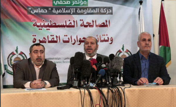 Khalil al-Haya, membre du bureau politique du Hamas (centre), lors d'une conférence de presse dans la bande de Gaza au sujet de la réconciliation palestinienne interne et de la dernière série de pourparlers au Caire (Compte Twitter Palinfo, 27 novembre 2017)