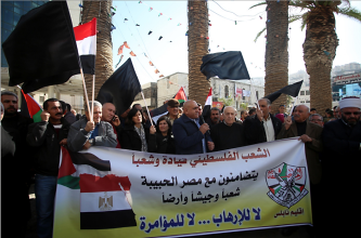 Manifestation de solidarité avec l'Égypte à Naplouse avec la participation d'Akram Rajoub, le gouverneur du district de Naplouse (Wafa, 26 novembre 2017). 