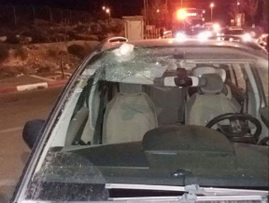 Israeli vehicles damaged by stones thrown by Palestinians near the village of Husan, west of Bethlehem (Palinfo Twitter account, December 3, 2017).