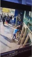 e terroriste palestinien responsable de l'attaque d'un garde de sécurité israélien à l'entrée de la gare routière centrale de Jérusalem filmé par une caméra de sécurité.