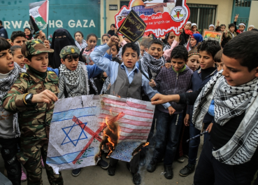 Enfants palestiniens brûlant des drapeaux américains et israéliens lors d'une manifestation organisée par le JIP en face du siège de l'UNRWA à Gaza (Paltoday, 19 décembre 2017)