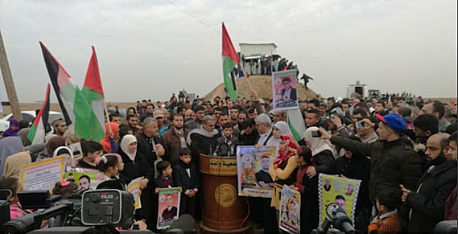 مهرجان لأسر السجناء الفلسطينيين أقيم بالتزامن مع المهرجان الذي أقامته أسرة الجندي أورون شاؤول (حساب المركز الفلسطيني للإعلام على التويتر، 29 كانون الأول / ديسمبر 2017)