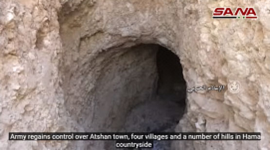 Entrée d'une grotte utilisée par des membres du Siège de Libération d'Al-Sham durant leur séjour dans la région du village d'Atshan (Chaîne Youtube Sana, 30 décembre 2017).