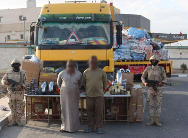 شاحنة استوقفها الجيش المصري على أحد المعابر المؤدية إلى وسط سيناء وكانت محملة بكميات كبيرة من قطع الغيار للدراجات النارية التي يستخدمها عناصر تنظيم الدولة الإسلامية (صفحة الفيسبوك الرسمية للناطق باسم الجيش المصري، 27 كانون ثاني/ يناير 2018).