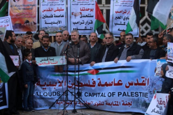 manifestación de protesta de las organizaciones nacionales e islámicas en el centro de la ciudad de Gaza. Khaled al-Batash, uno de los dirigentes de la Yihad Islámica en Palestina, pronunciando un discurso durante la manifestación (sitio web del Movimiento de Resistencia Popular liderado por Zakaria Dughmush 16 de febrero de 2018).