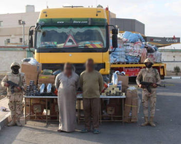 Camion arrêté par l'armée égyptienne à l'un des points de passage vers le centre de Sinaï. Il contenait de grandes quantités de pièces de rechange pour les motos utilisées par les membres de l'Etat islamique (Page Facebook officielle du porte-parole de l'armée égyptienne, 27 janvier 2018).