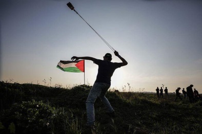 Gazans riot near the border security fence in the eastern Gaza Strip (Twitter account of QudsN, February 16, 2018).