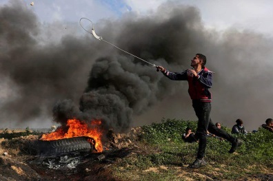 Gazans riot near the border security fence in the eastern Gaza Strip (Twitter account of QudsN, February 16, 2018).