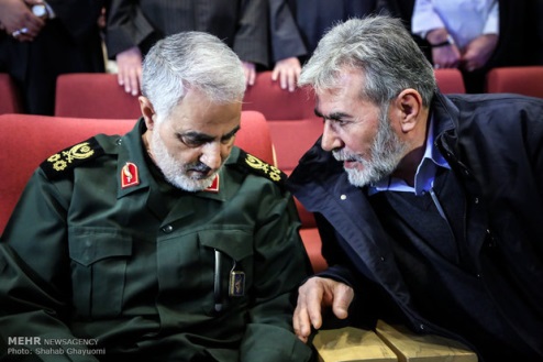 Ziyad Nakhaleh conversando con Qasem Soleimani (Agencia de Noticias Mehr, 15 de febrero de 2018).