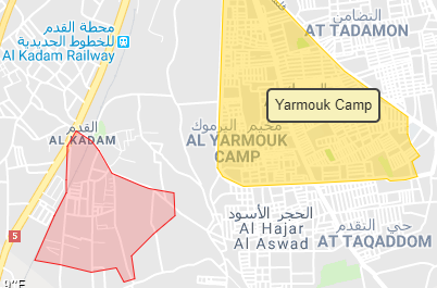 La zone du camp de réfugiés palestinien d'Al-Yarmouk, au Sud de Damas. Le quartier d'At-Tadamon est au Nord du camp et la ville d'Al-Hajar Al-Aswad est au Sud. À l'Ouest du camp se trouve le quartier d'Assali, qui fait partie du quartier d'Al-Qadam (Google Maps)