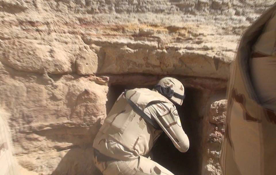 Soldat de l'armée égyptienne à l'entrée d'une grotte au cours d'une activité de sécurité (Page Facebook officielle de l'armée égyptienne, 4 mars 2018)