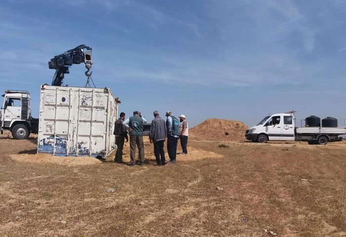 Bringing equipment and water to a location near the airfield, east of Rafah (Palinfo Twitter account, March 27, 2018).