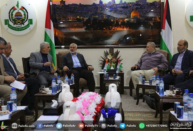 Yahya al-Sinwar sits next to Isma'il Haniyeh at a meeting of the heads of the organizations (Palinfo, March 22, 2018).