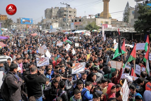 Manifestación frente a las oficinas de la UNWRA en el campamento de refugiados de Jabalia en protesta por el recorte de la ayuda financiera a la agencia (página Facebook QUDSN, 1 de marzo de 2018; agencia de noticias al-Anadolu, 1 de marzo de 2018)