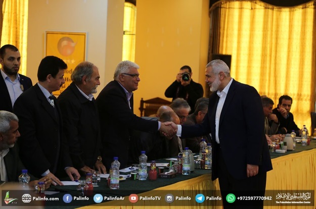 Ismail Haniyeh reunido con los miembros de las organizaciones palestinas en la Franja de Gaza (cuenta Twitter de Palinfo, 5 de marzo de 2018; cuenta Twitter del movimiento de Hamás, 5 de marzo de 2018)