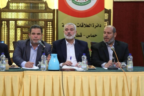 Ismail Haniyeh reunido con los miembros de las organizaciones palestinas en la Franja de Gaza (cuenta Twitter de Palinfo, 5 de marzo de 2018; cuenta Twitter del movimiento de Hamás, 5 de marzo de 2018)