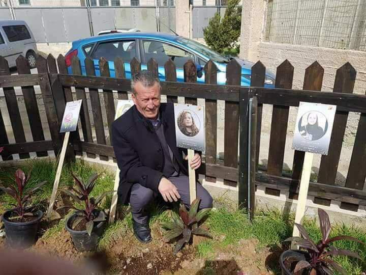 el padre de Ahed Tamimi plantando una planta en el jardín en honor de su hija (página Facebook oficial de Fatah, 3 de marzo de 2018)