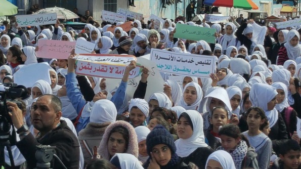 Défilé du syndicat du personnel de l'UNRWA dans la bande de Gaza et des élèves de l'UNRWA dans le district de Khan Yunis pour protester contre la décision américaine de réduire le financement de l'agence (Compte Twitter de la radio Sawt al-Aqsa, 27 février 2018)