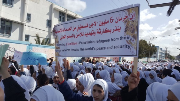 Défilé du syndicat du personnel de l'UNRWA dans la bande de Gaza et des élèves de l'UNRWA dans le district de Khan Yunis pour protester contre la décision américaine de réduire le financement de l'agence (Compte Twitter de la radio Sawt al-Aqsa, 27 février 2018)