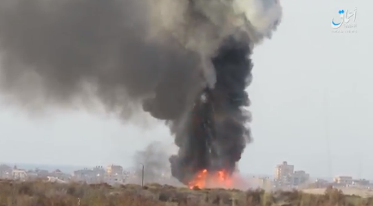 Tank de l'armée égyptienne en feu après avoir été frappé par un engin piégé de l'Etat islamique au Sud d'Al-Arish (Akhbar al-Muslimeen, 3 mars 2018)