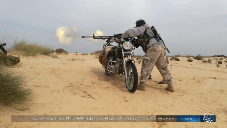 Tir d'un membre de l'Etat islamique d'une arme lourde montée sur une moto en direction d'une zone de rassemblement de l'armée égyptienne au Sud d'Al-Arish (Akhbar al-Muslimeen, 4 mars 2018)