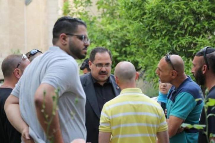 Picture taken by Palestinian journalist. Israel prevents Sabri Sidam, the PA minister of education (center), from entering east Jerusalem (al-Quds, February 27, 2018).