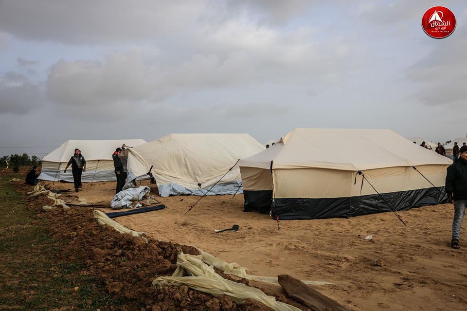 תושבים מקימים אוהלים מזרחית לג'באליא לקראת "צעדת השיבה הגדולה"  (דף הפייסבוק שהאב, 29 במרץ 2018).