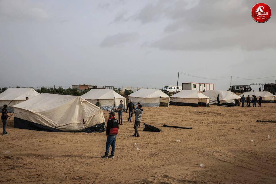 תושבים מקימים אוהלים מזרחית לג'באליא לקראת "צעדת השיבה הגדולה"  (דף הפייסבוק שהאב, 29 במרץ 2018).