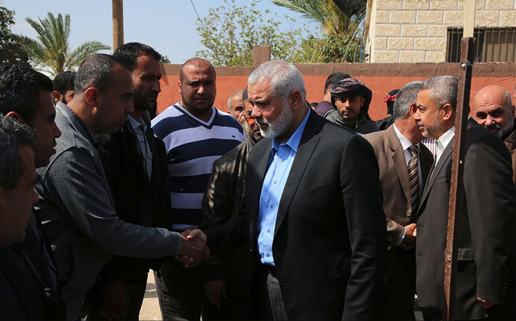 Isma'il Haniyeh, head of Hamas' political bureau, consoles one of the mourning families (Palinfo Twitter account, April 4, 2018).