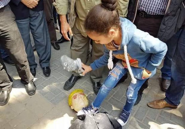 Une enfant piétine une poupée à l'effigie du Président américaine Trump à une manifestation à Naplouse (Compte Twitter Qudsn, 14 avril 2018)