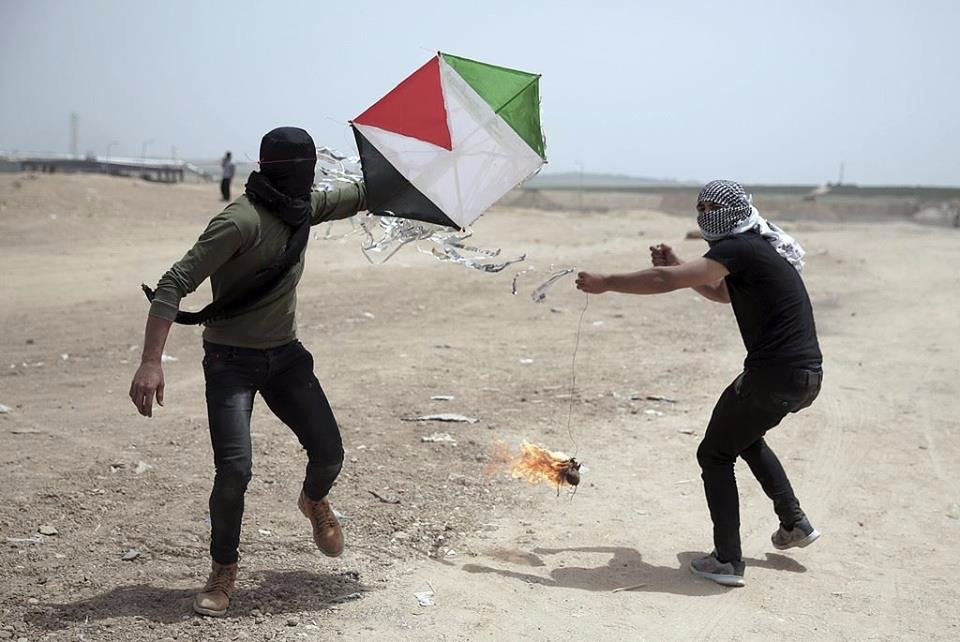 Palestinians fly a kite with a Molotov cocktail tied to its tail from the central Gaza Strip into Israeli territory (Palinfo Twitter account, April 21, 2018).