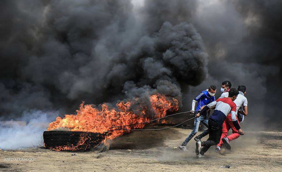 Burning tires near the border fence (Facebook page of Shehab, April 20, 2018).