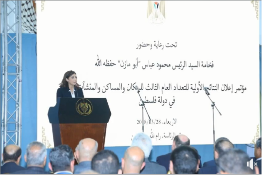 'Ala Awad, chef du bureau central des statistiques au bureau de Mahmoud Abbas à Ramallah, présente les résultats du recensement. 