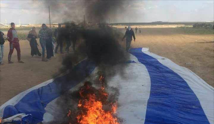 Incendie du drapeau israélien durant la "grande marche du retour" du 13 avril 2018 (Page Facebook al-Resalah, 13 avril 2018).