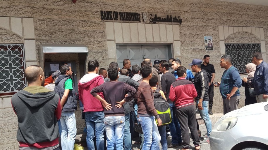 Familles manifestant devant la succursale de la Banque Palestine à l'Ouest de Gaza pour protester contre le non-paiement des allocations par l'AP (Site Internet Hour 8, 12 avril 2018)