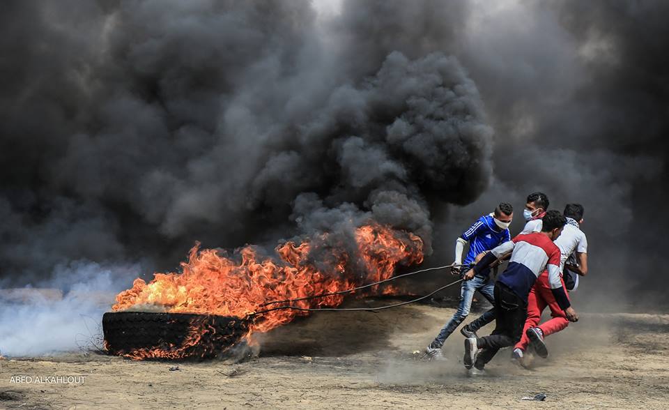 Incendie de pneus près de la clôture frontalière (Page Facebook Shihab, 20 avril 2018). 