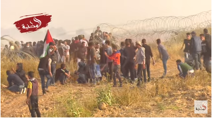 המון פלסטיני מתקרב לגדר הביטחון מזרחית לעזה, סמוך למעבר קרני זאת במטרה לפרוץ אותה ולחדור לישראל (אלוטניה, 27 באפריל 2018).