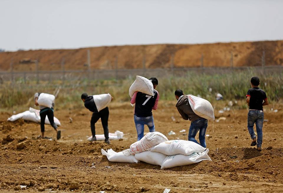 ילדים מכינים שקי עפר כמסתור והגנה עבור המפגינים (דף הפייסבוק שהאב, 27 באפריל 2018).