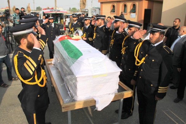 The coffin of Fadi al-Batsh, and a guard of honor (Facebook page of the Interior Ministry in the Gaza Strip, April 26, 2018; PALINFO, April 26, 2018)