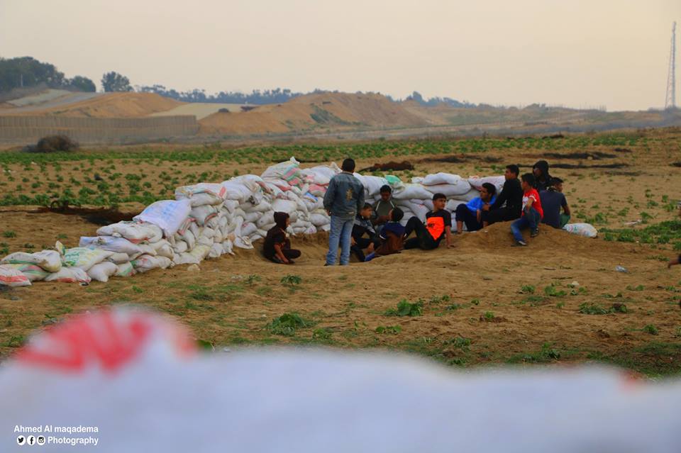 Niños preparando sacos de arena con fines de escondite y protección para los manifestantes (página de Facebook de Shehab, 27 de abril de 2018)