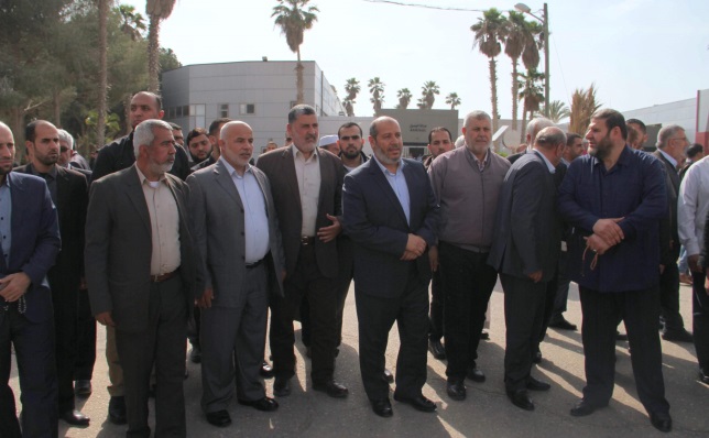 la ceremonia de recepción oficial en el cruce de Rafah. Asistieron a la ceremonia por parte de Hamás: Khalil al-Haya, Ismail Radwan y Fathi Hamad. Asistieron por parte de la Yihad Islámica: Khaled al-Batash, quien pronunció un discurso como representante de la familia, y Ahmad al-Mudallal. También estuvo presente el comandante de las fuerzas de seguridad en la Franja de Gaza Tawfiq Abu Naim (página Facebook del Ministerio del Interior en la Franja de Gaza, 26 de abril de 2018).